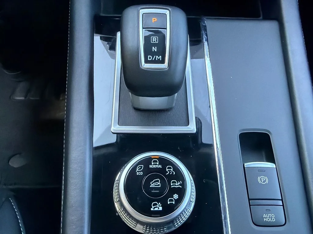 Used 2024  Mitsubishi SE image 32