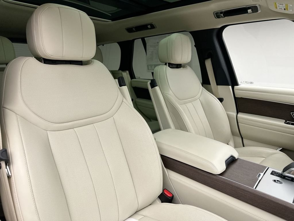 Used 2025  Land Rover SE image 18