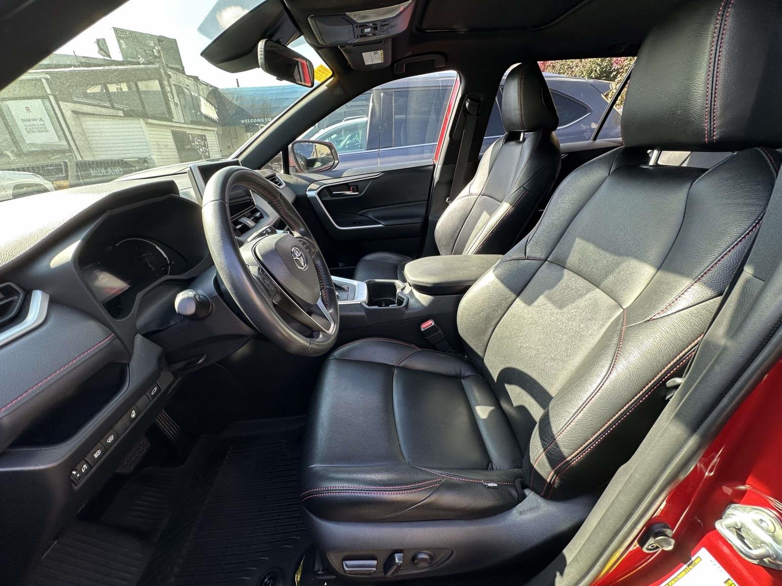 2023 Toyota RAV4 SE - Photo 17