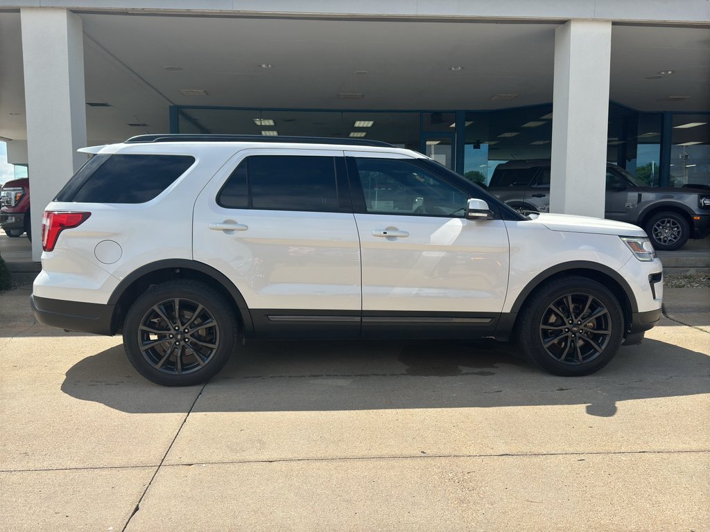 Used 2018 White Platinum Metallic Tri-Coat Ford XLT image 7