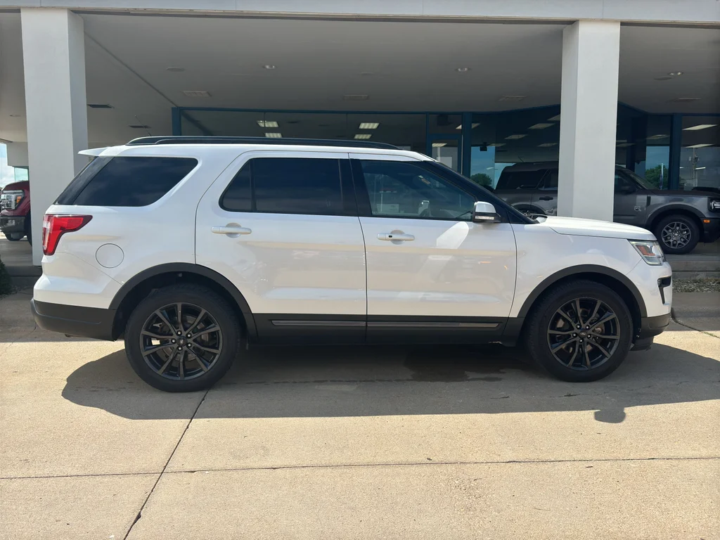 Used 2018 White Platinum Metallic Tri-Coat Ford XLT image 7