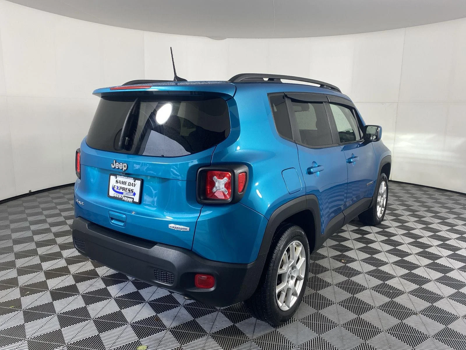 Used 2021 Bikini Metallic Clearcoat Jeep Latitude image 3