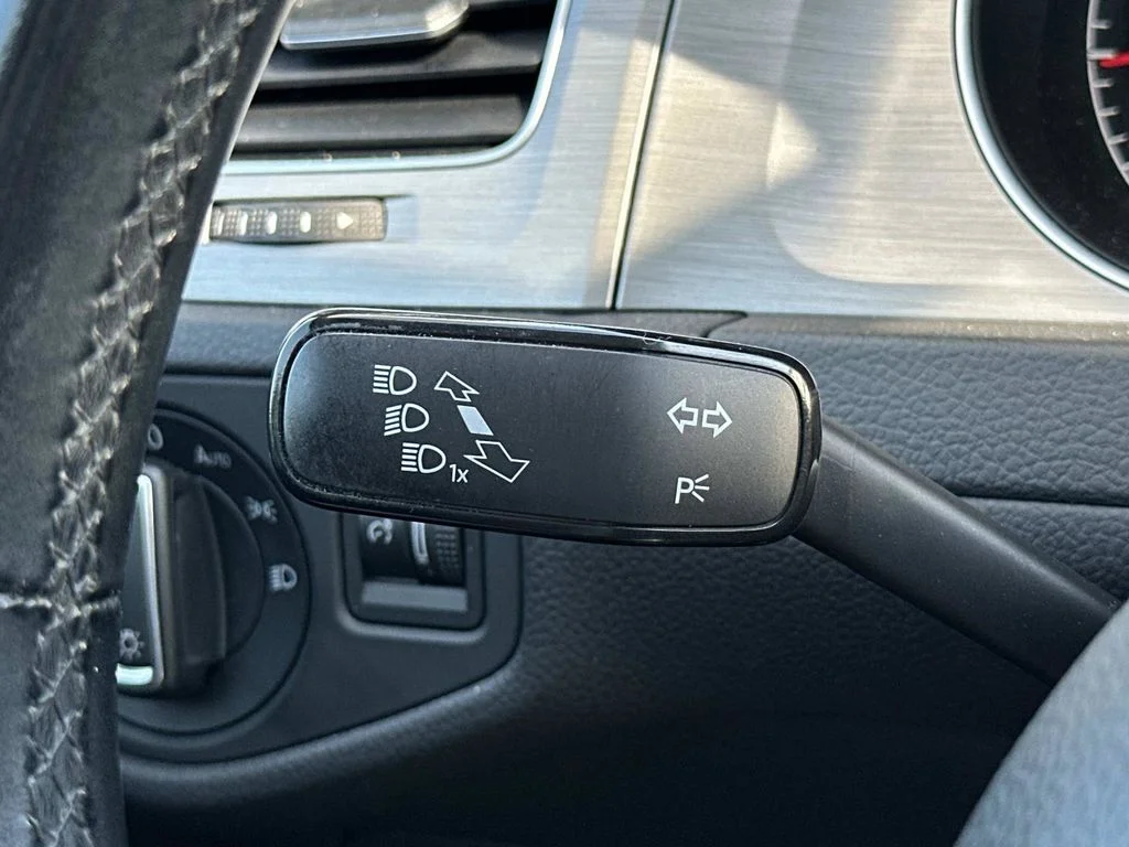 Used 2015  Volkswagen TSI SE 4-Door image 32
