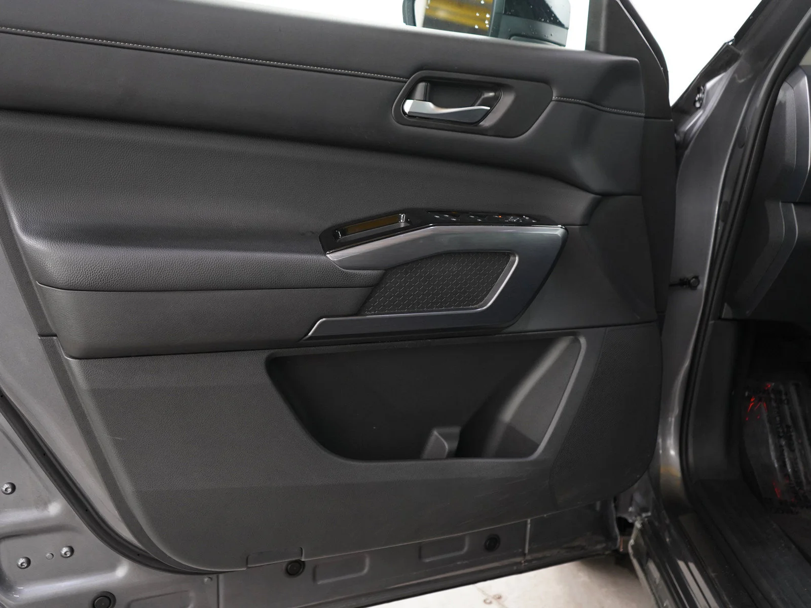 Used 2023 Gun Metallic/Super Black Nissan SL image 20