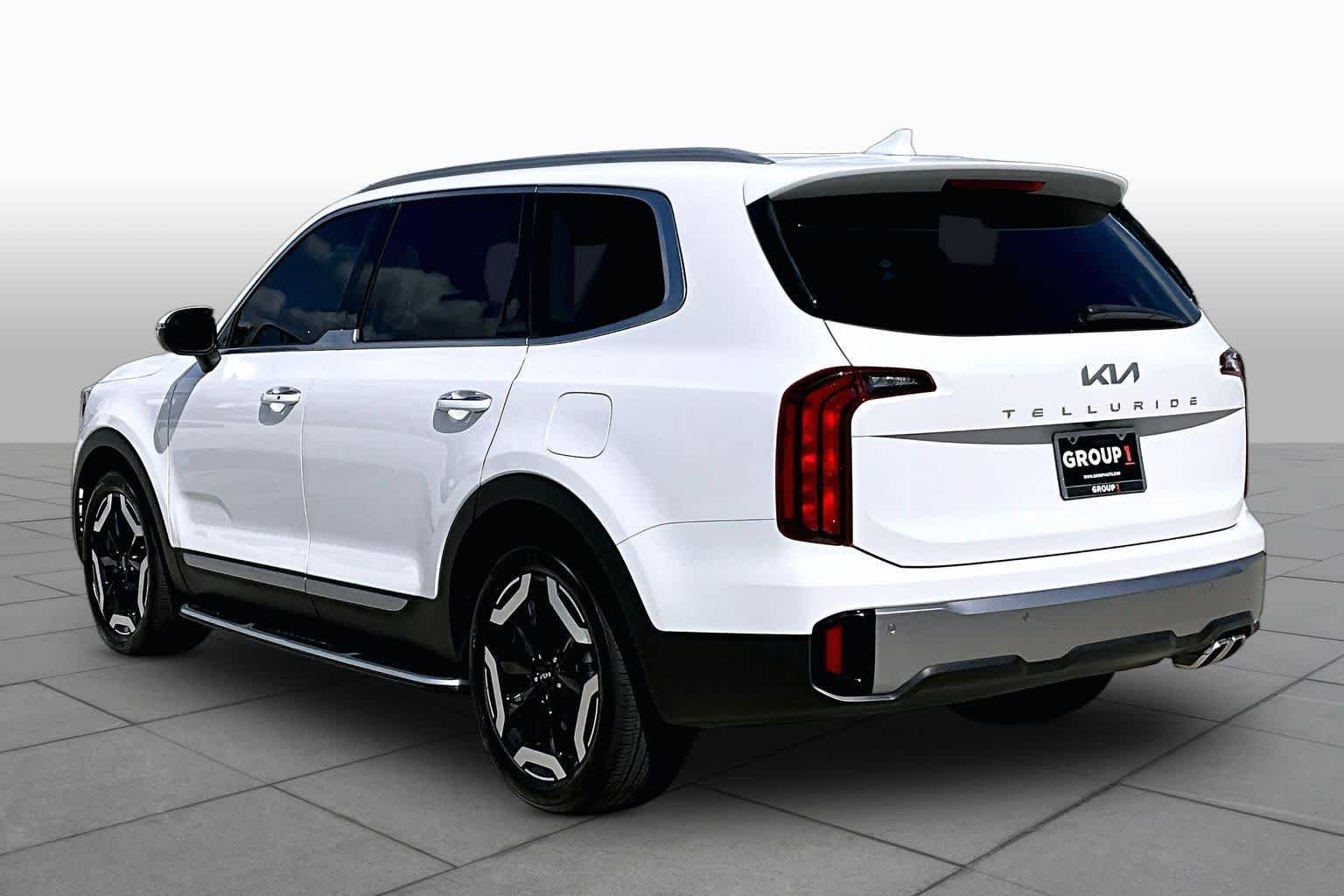 Used 2025 Glacial White Pearl Kia S image 11