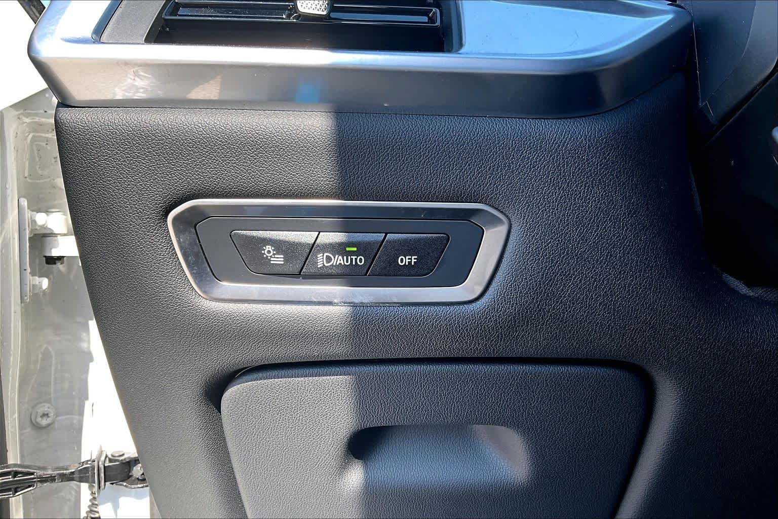 Used 2025 Mineral White Metallic BMW M60i image 32