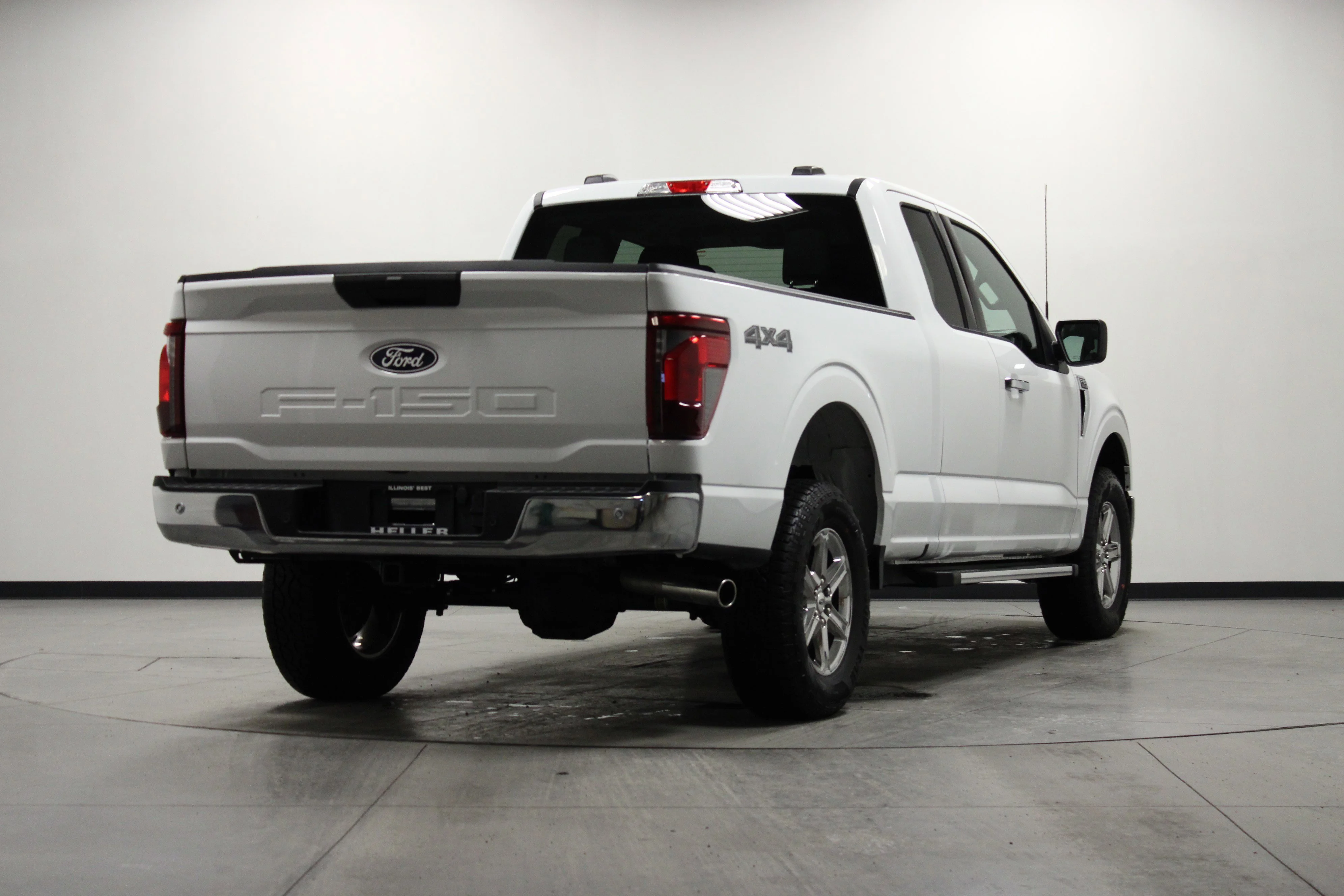 Used 2025 Oxford White Ford XLT image 4