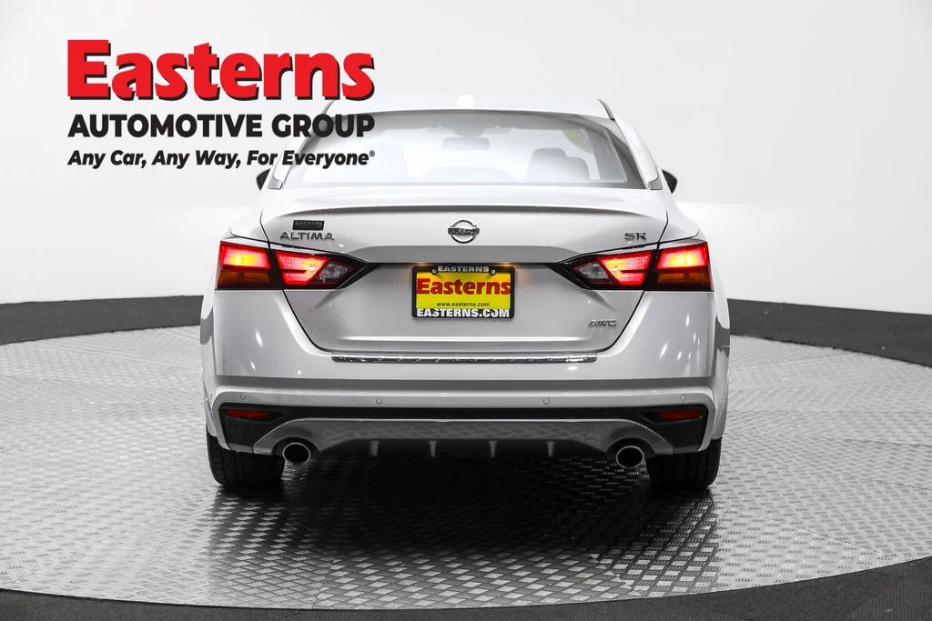 Used 2022 Silver Nissan 2.5 SR image 6
