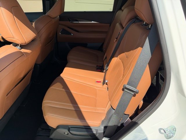 Used 2022 White INFINITI Sensory image 9