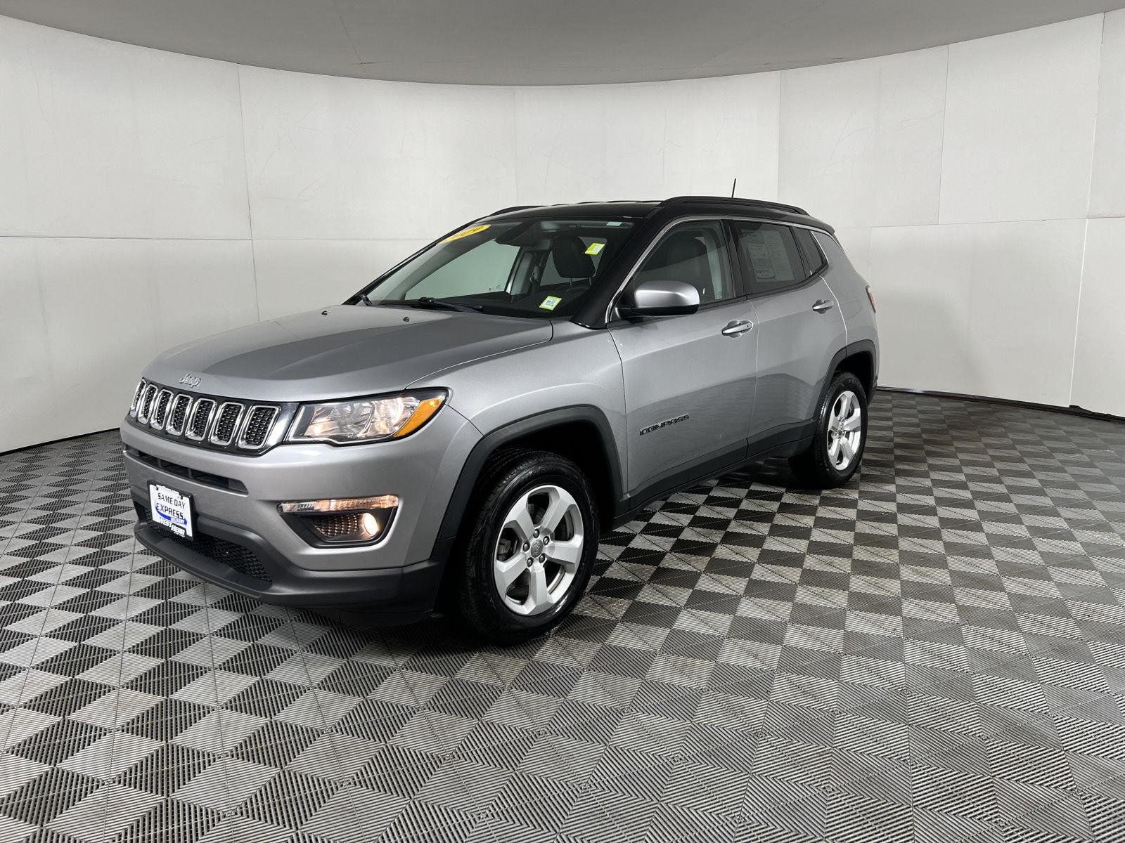 Used 2019 Billet Silver Metallic Clearcoat Jeep Latitude image 17