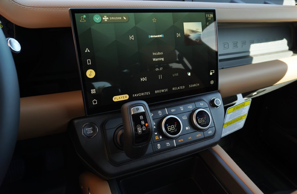New 2026 Santorini Black Land Rover X-Dynamic SE image 18