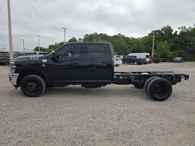 New 2026 Diamond Black Crystal Pearl-Coat Exterior Paint RAM Tradesman image 6