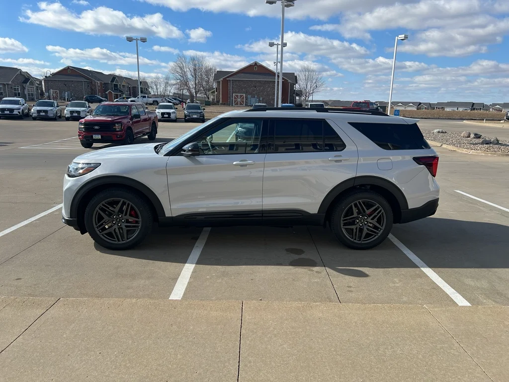 2026 Ford Explorer ST - Photo 6
