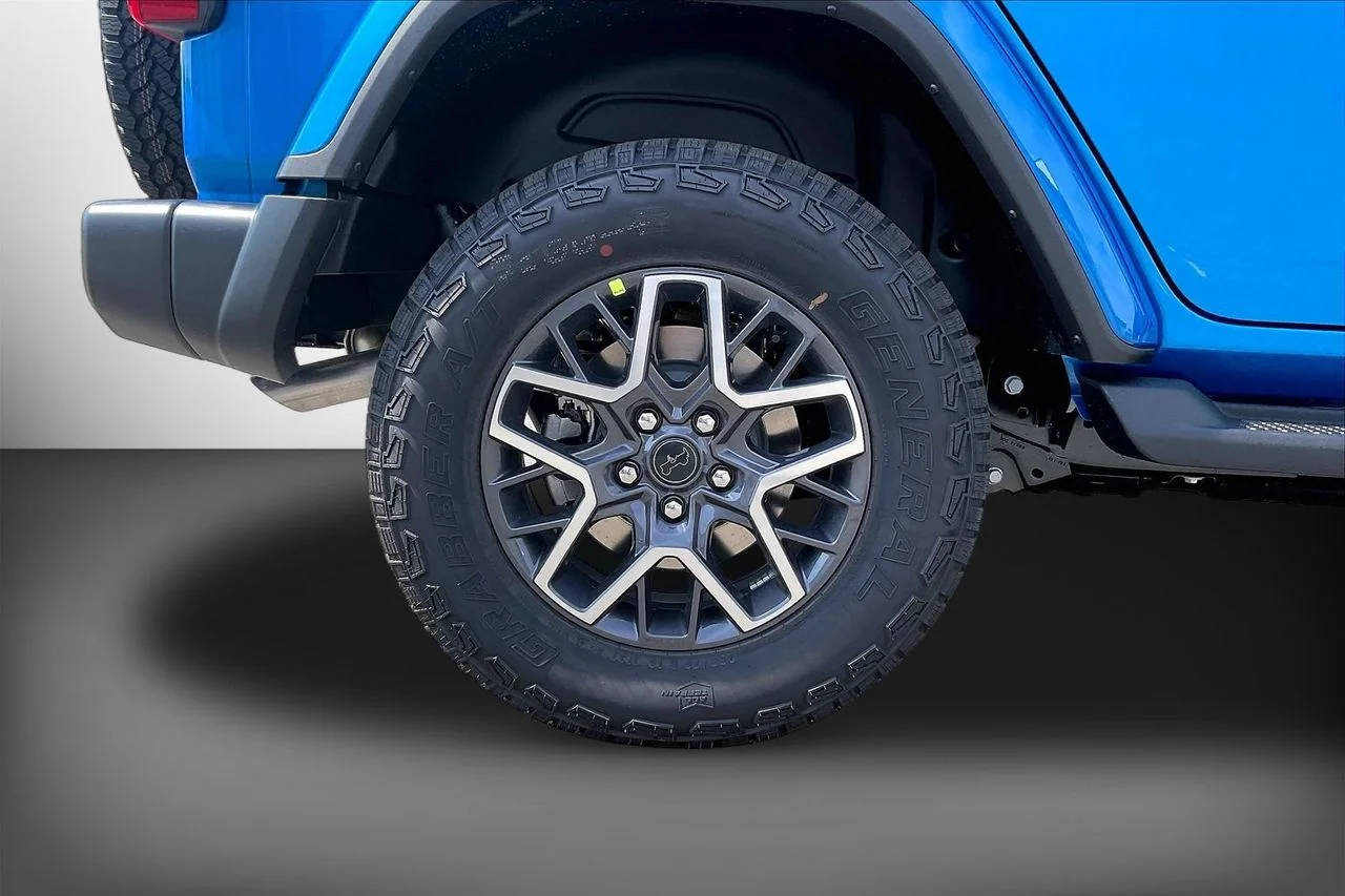 New 2026 Hydro Blue Pearl-Coat Exterior Paint Jeep Sahara image 34