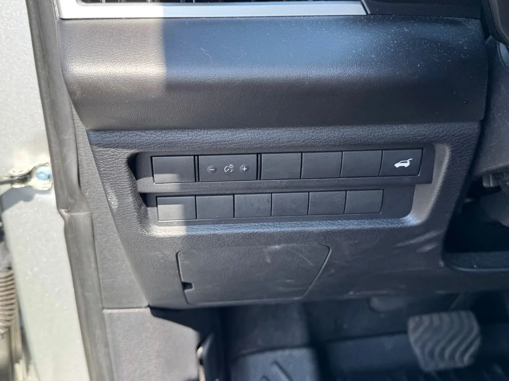 Used 2022 Silver Mitsubishi  image 23