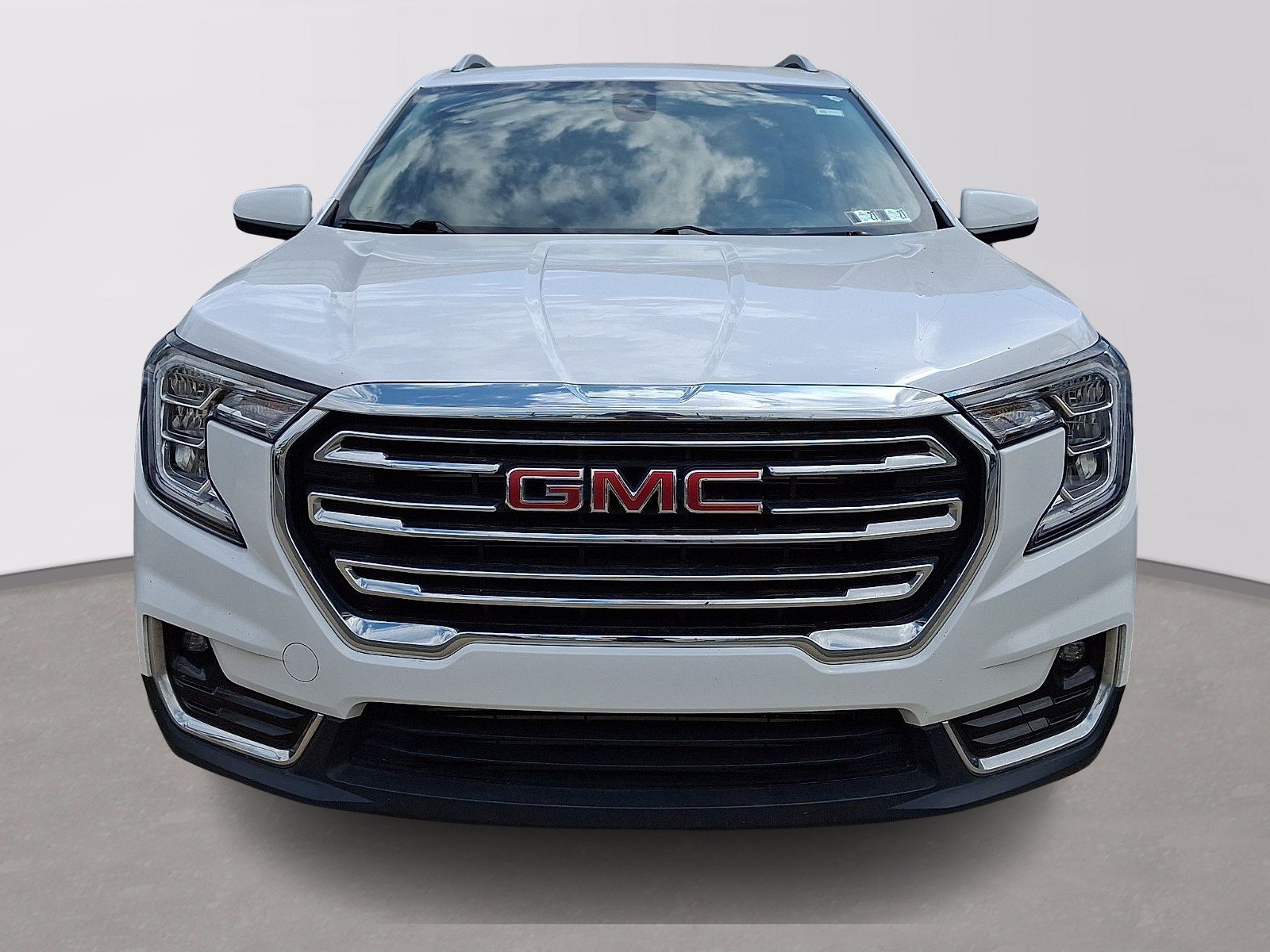 Used 2024 Summit White - GAZ GMC FWD SLT image 2
