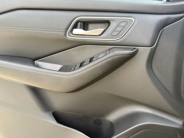 Used 2025 Gold Nissan Platinum image 19