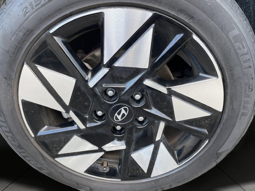 Used 2025 White Hyundai SEL image 29
