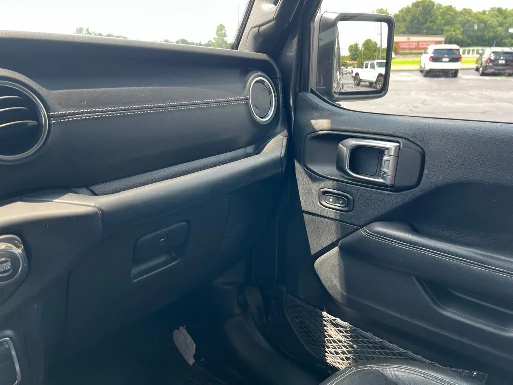 Used 2018 Granite Crystal Clearcoat Metallic Jeep Unlimited Sahara image 15