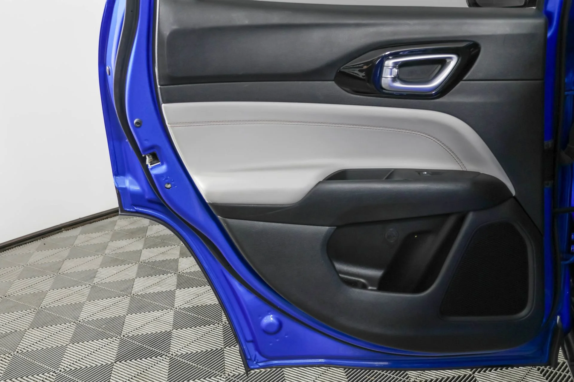 Used 2023 Blue Jeep Limited image 37