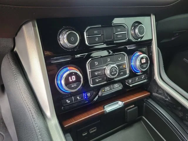 Used 2022 White Frost Tricoat GMC Denali image 23
