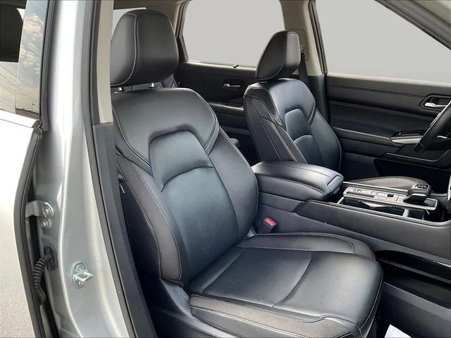 Used 2025 Silver Nissan SL image 31