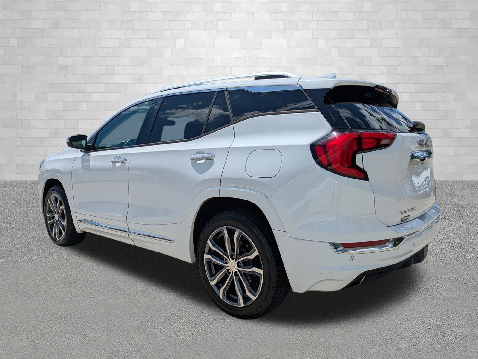 Used 2018 Summit White GMC DENALI image 4