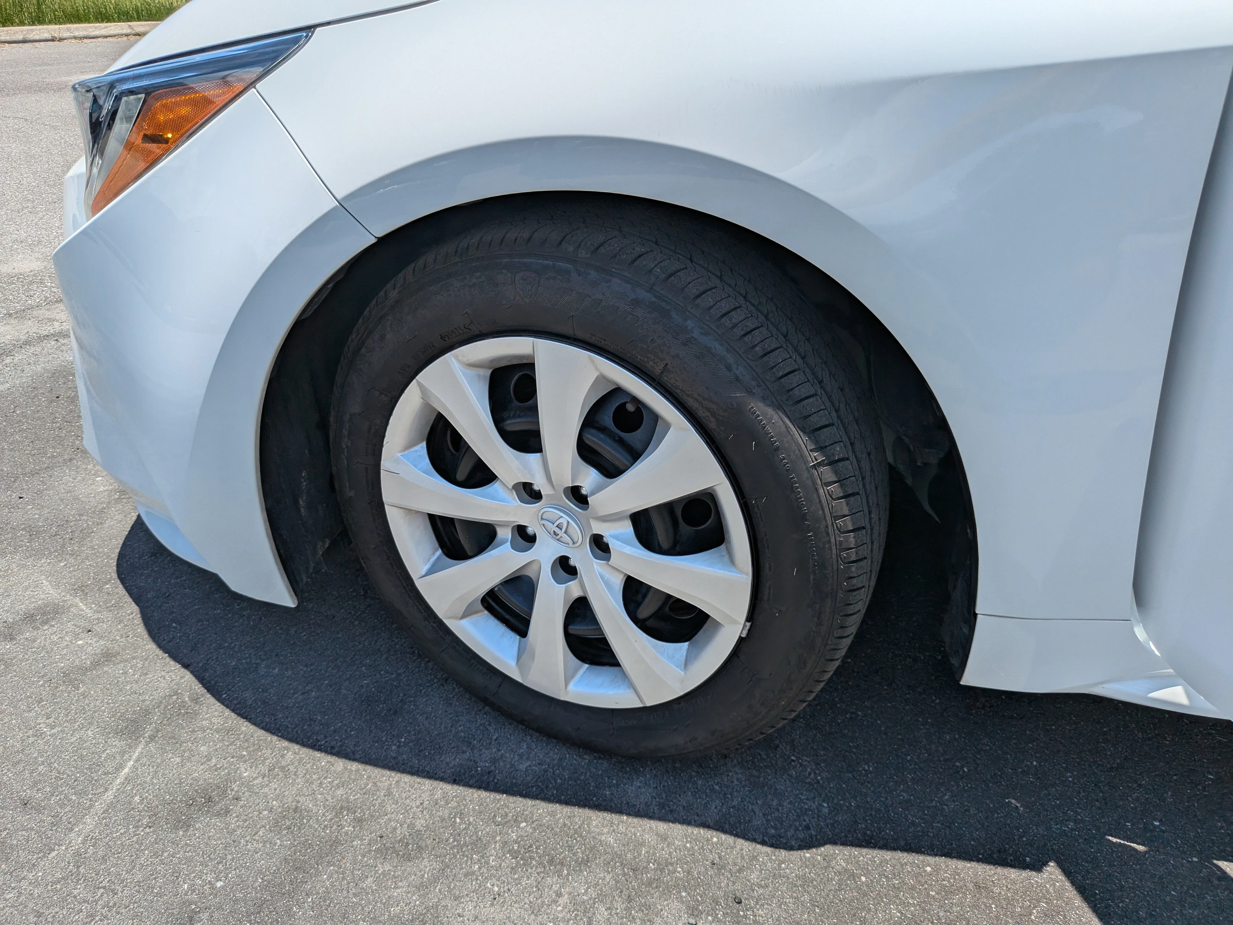 Used 2024 Ice Toyota LE image 36