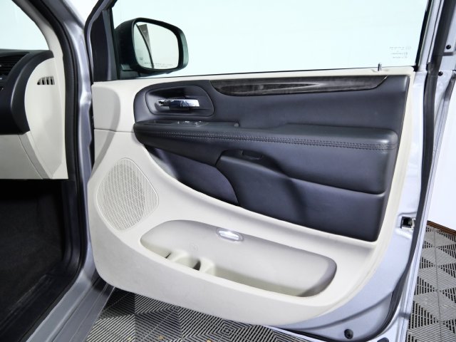 Used 2016 Silver Dodge SXT image 8