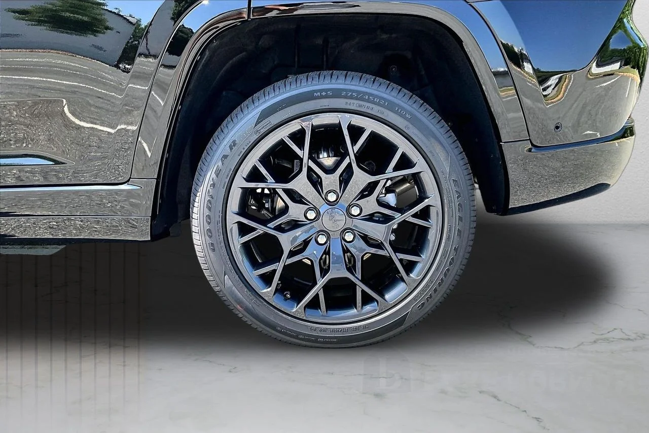 New 2026 Diamond Black Crystal Pearl-Coat Exterior Paint Jeep Summit image 35