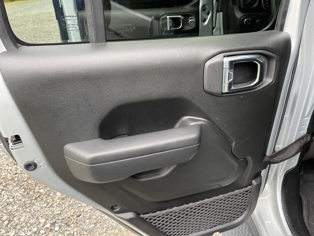 Used 2023 Silver Jeep Altitude image 29