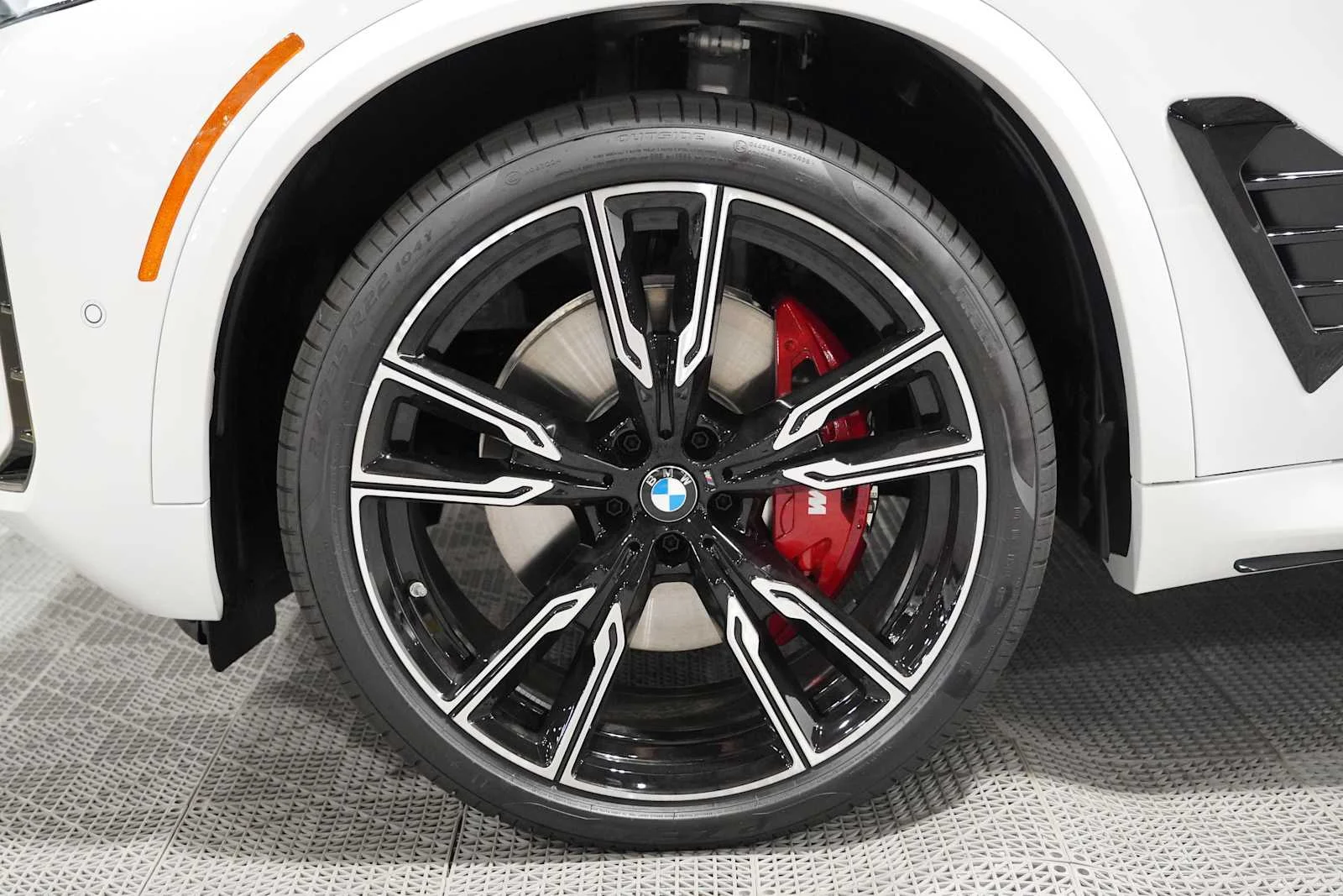 New 2026 Mineral White Metallic BMW xDrive40i image 6