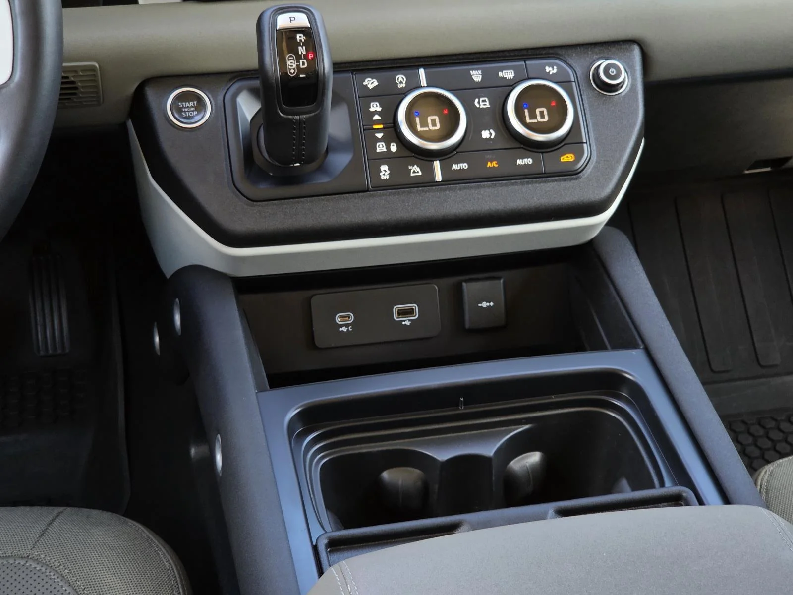Used 2020 Pangea Green Metallic Land Rover SE image 17