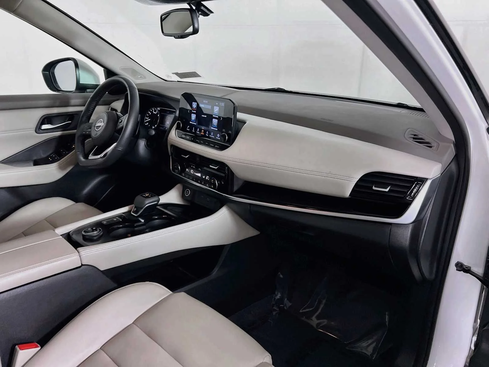 Used 2023 Pearl White Tricoat Nissan SL image 30