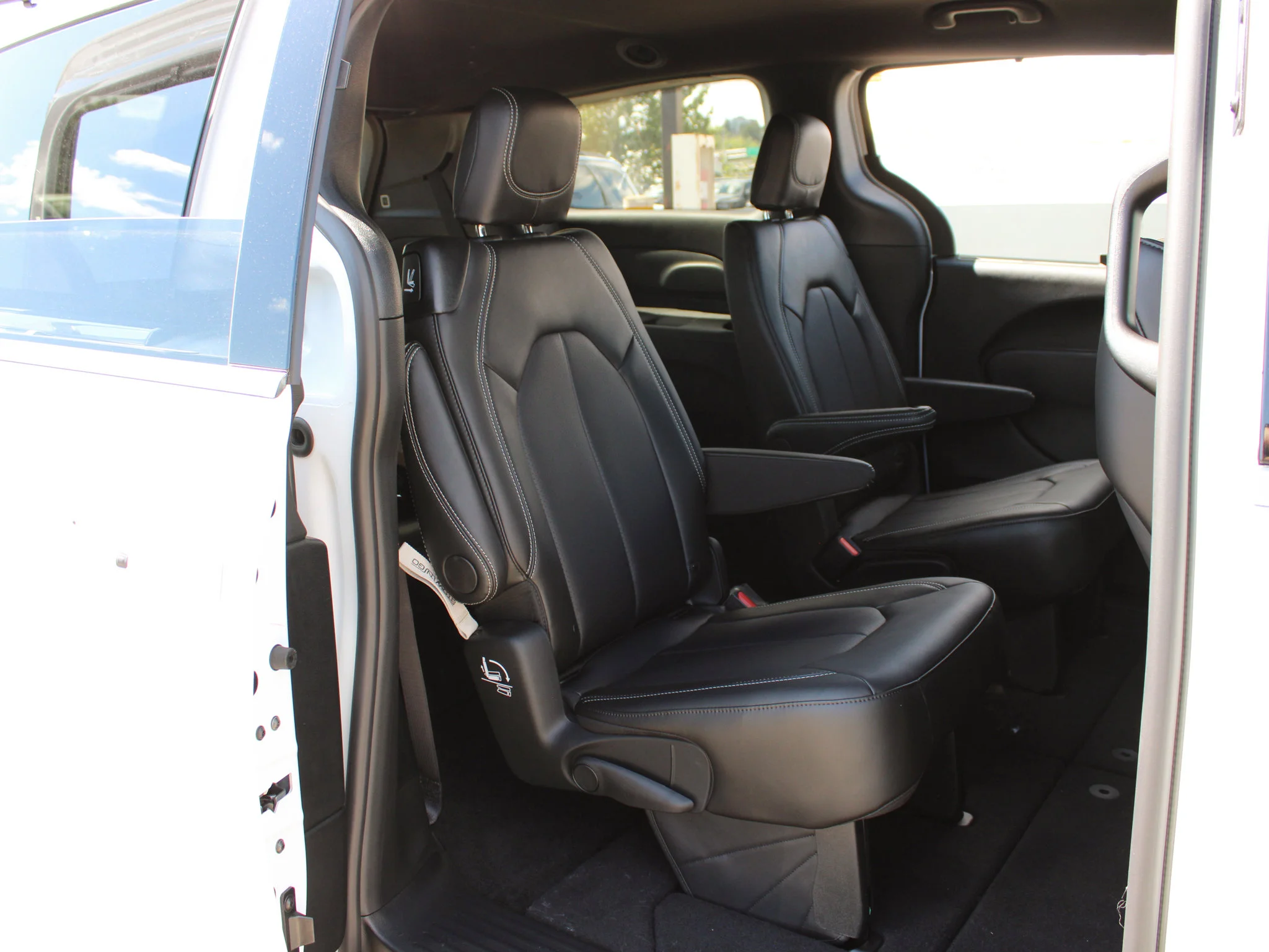 Used 2025 White Chrysler SXT*, Remote Start, Heated Leather, Lane Departure Warning image 11