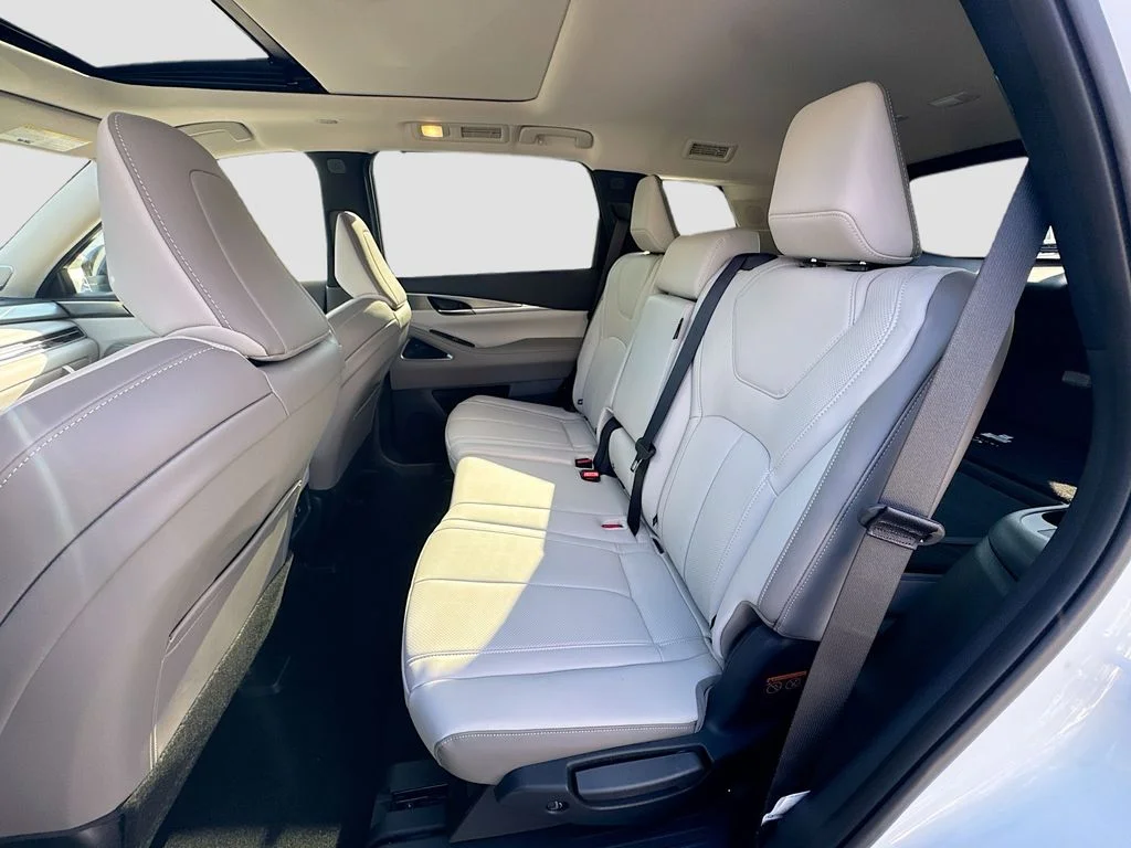 Certified Used 2026 White INFINITI LUXE image 27