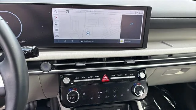 Used 2025 Black Hyundai SEL Convenience image 26