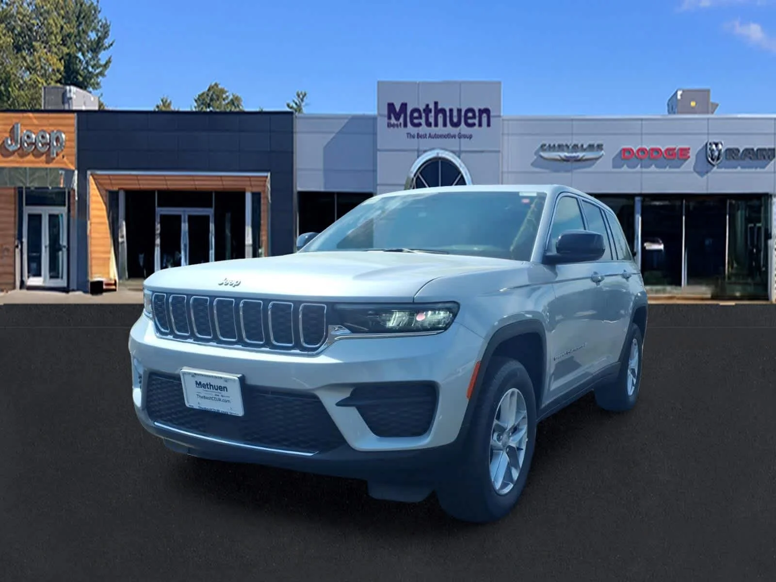 New 2026 Silver Zynith Exterior Paint Jeep Laredo image 3