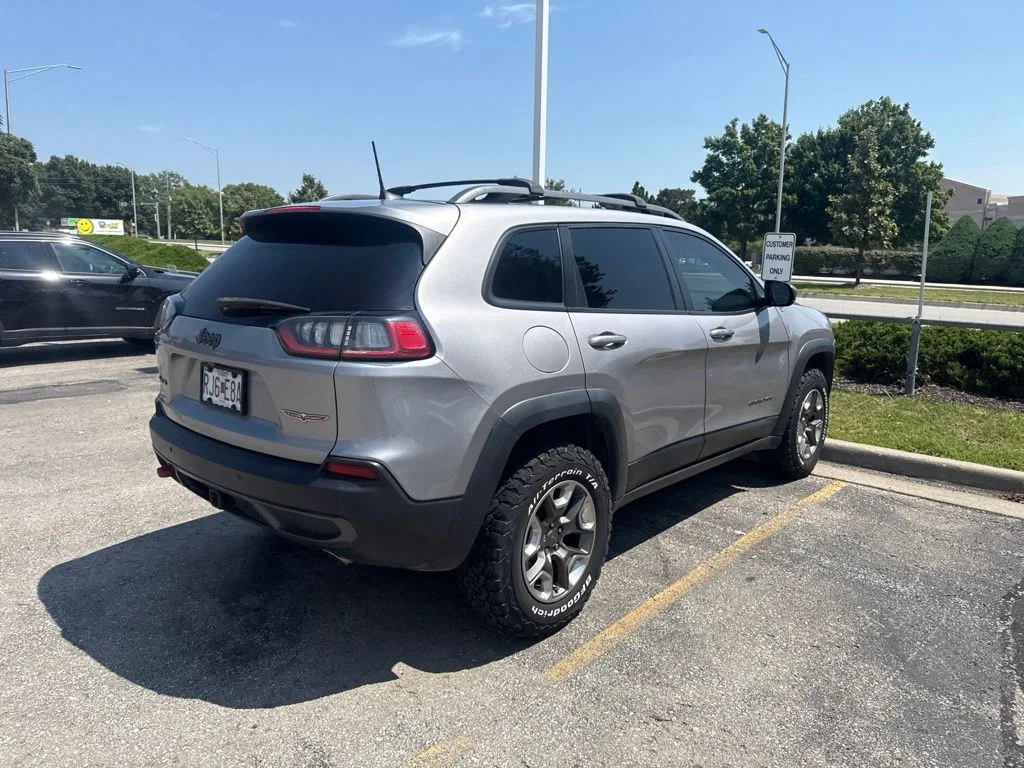 Used 2019 Silver Jeep Trailhawk image 8
