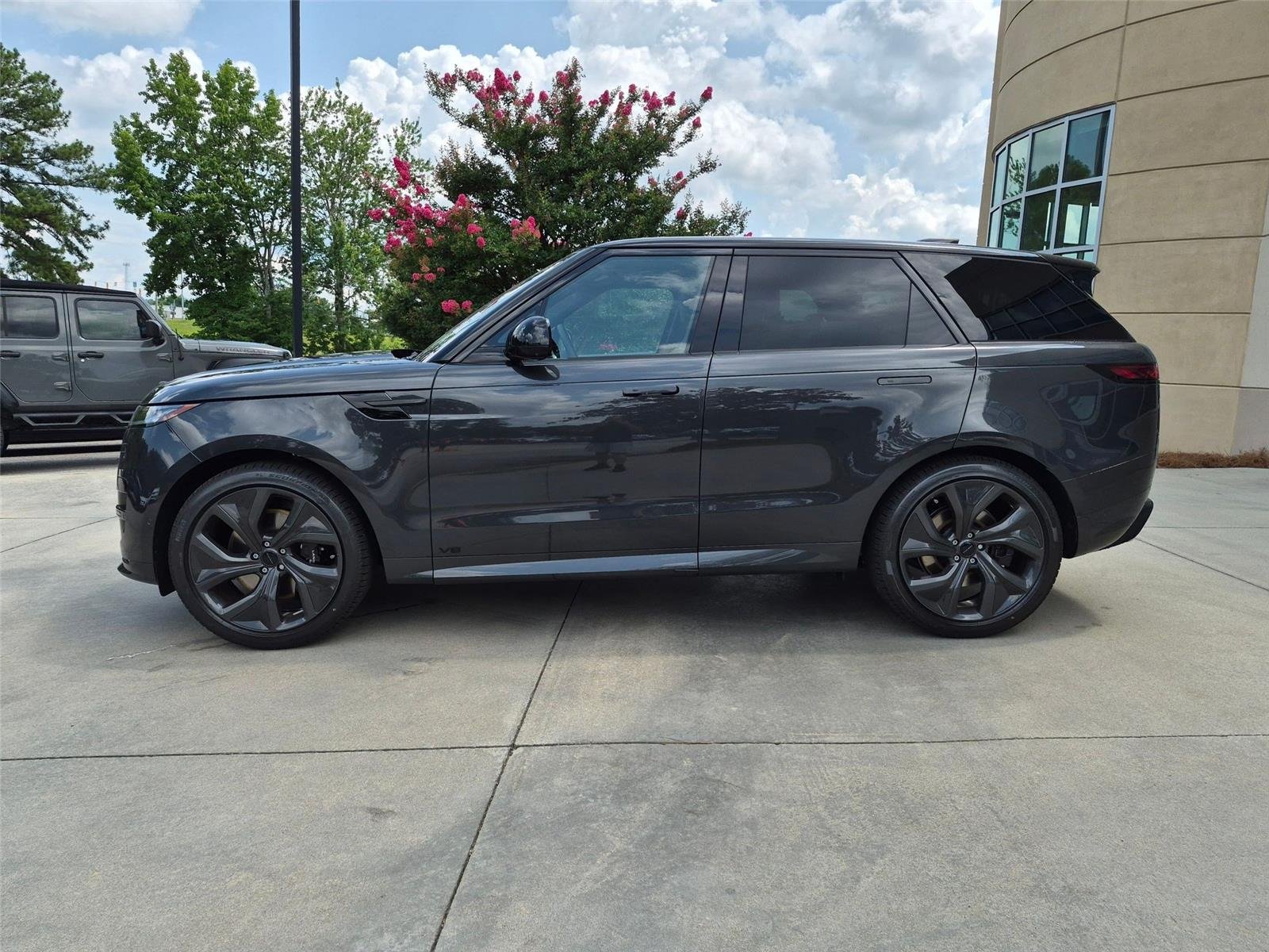 New 2026 Carpathian Grey Premium Metallic Land Rover Dynamic SE image 8