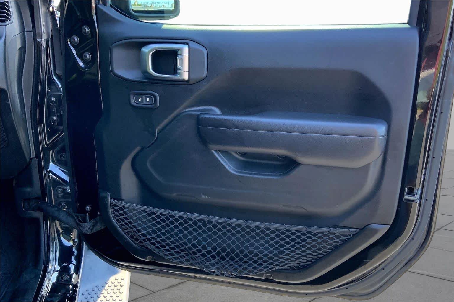 Used 2019 Black Clearcoat Jeep Sport S image 15