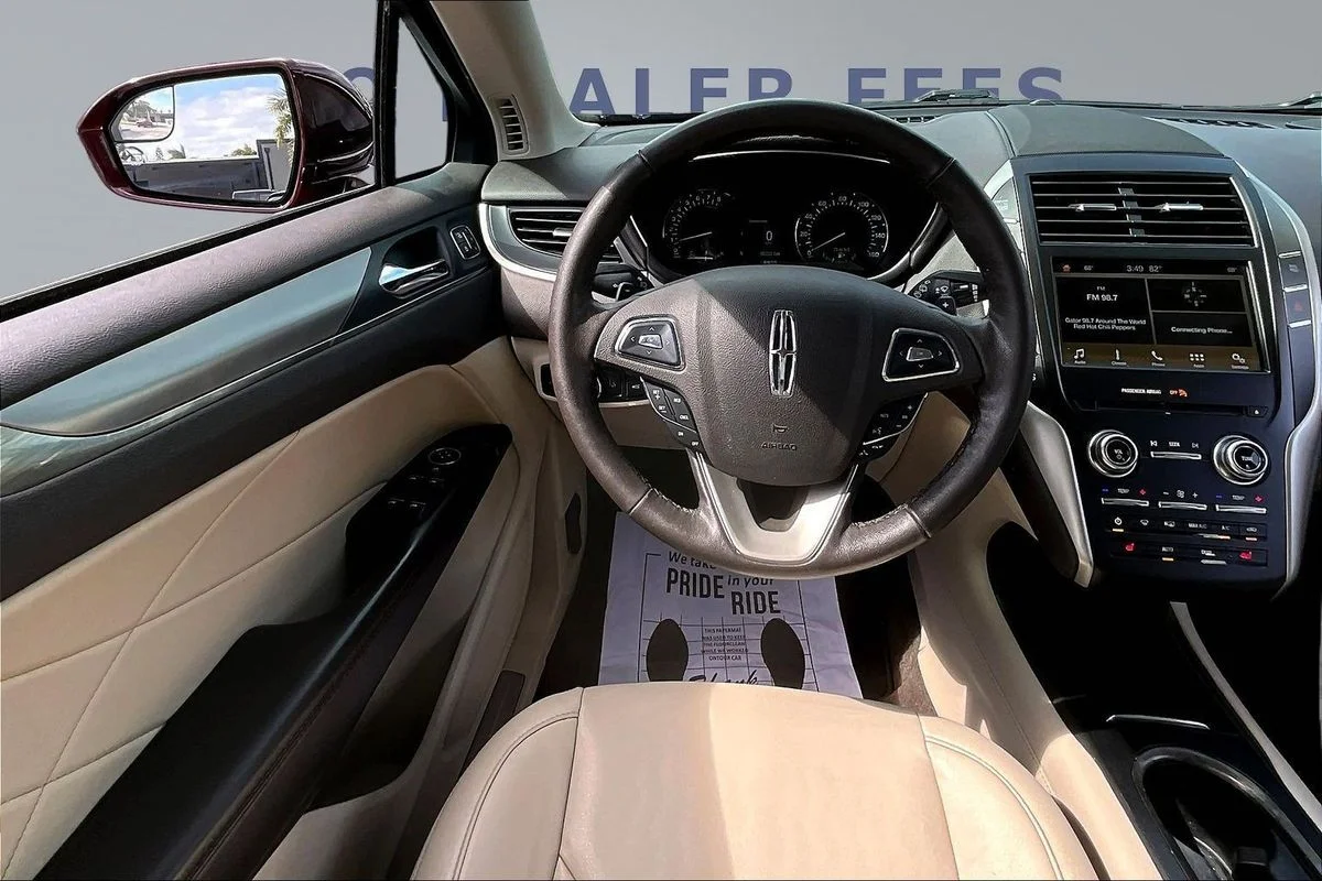 Used 2019 Red Lincoln Standard image 8