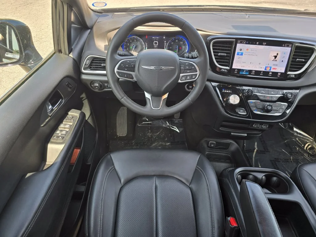 Used 2025 Black Chrysler Select image 30
