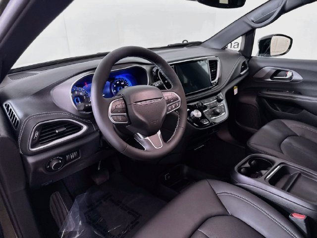 New 2027 Olive Green Pearl-Coat Paint Chrysler Select image 9