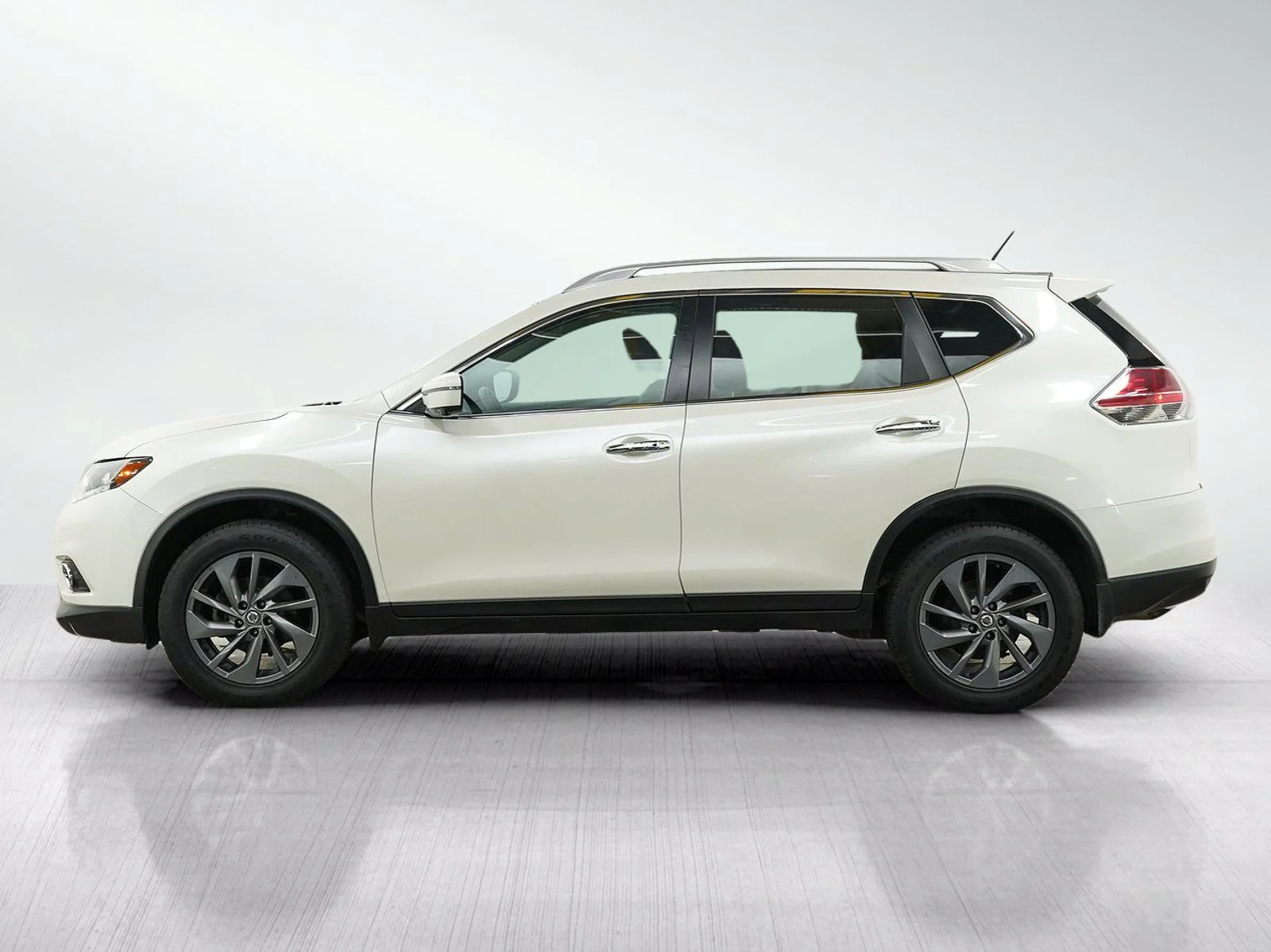 Used 2016 Pearl White Nissan SL image 2
