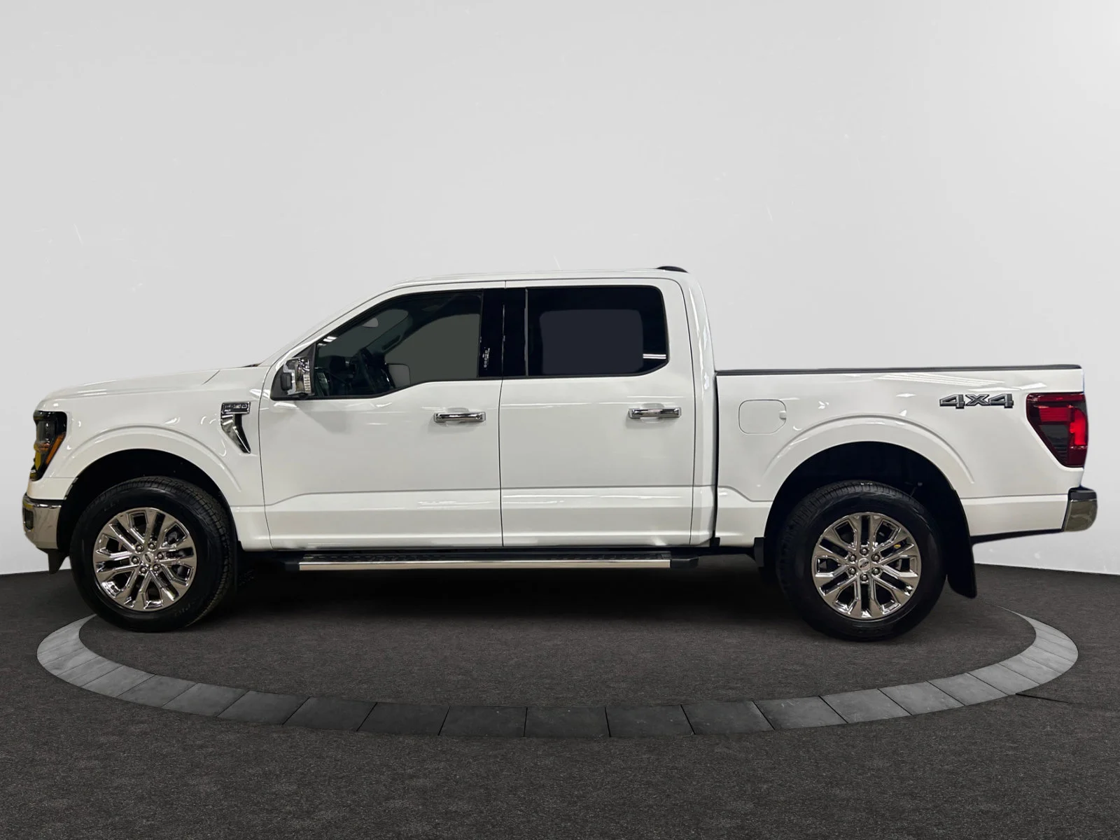 New 2026 Oxford White Ford XLT image 2