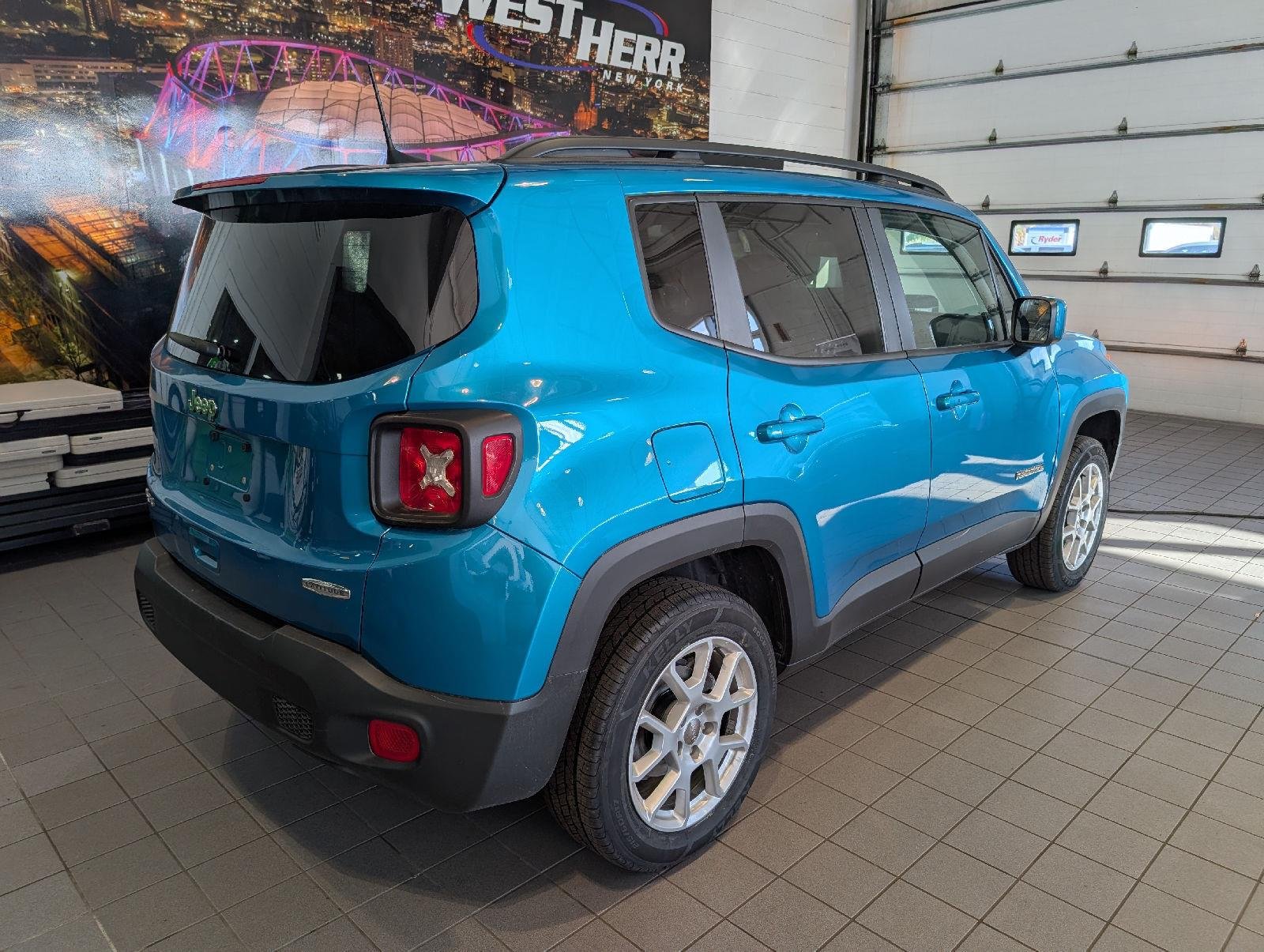 Used 2021 Bikini Metallic Clearcoat Jeep Latitude image 10
