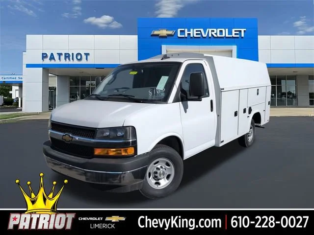 Summit White 2025 Chevrolet Express Chassis 3500 Cutaway 139 Van Rear-Wheel Drive