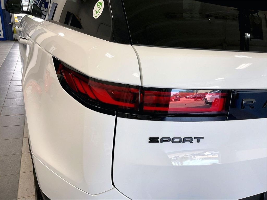 Used 2025 White Land Rover SE image 33