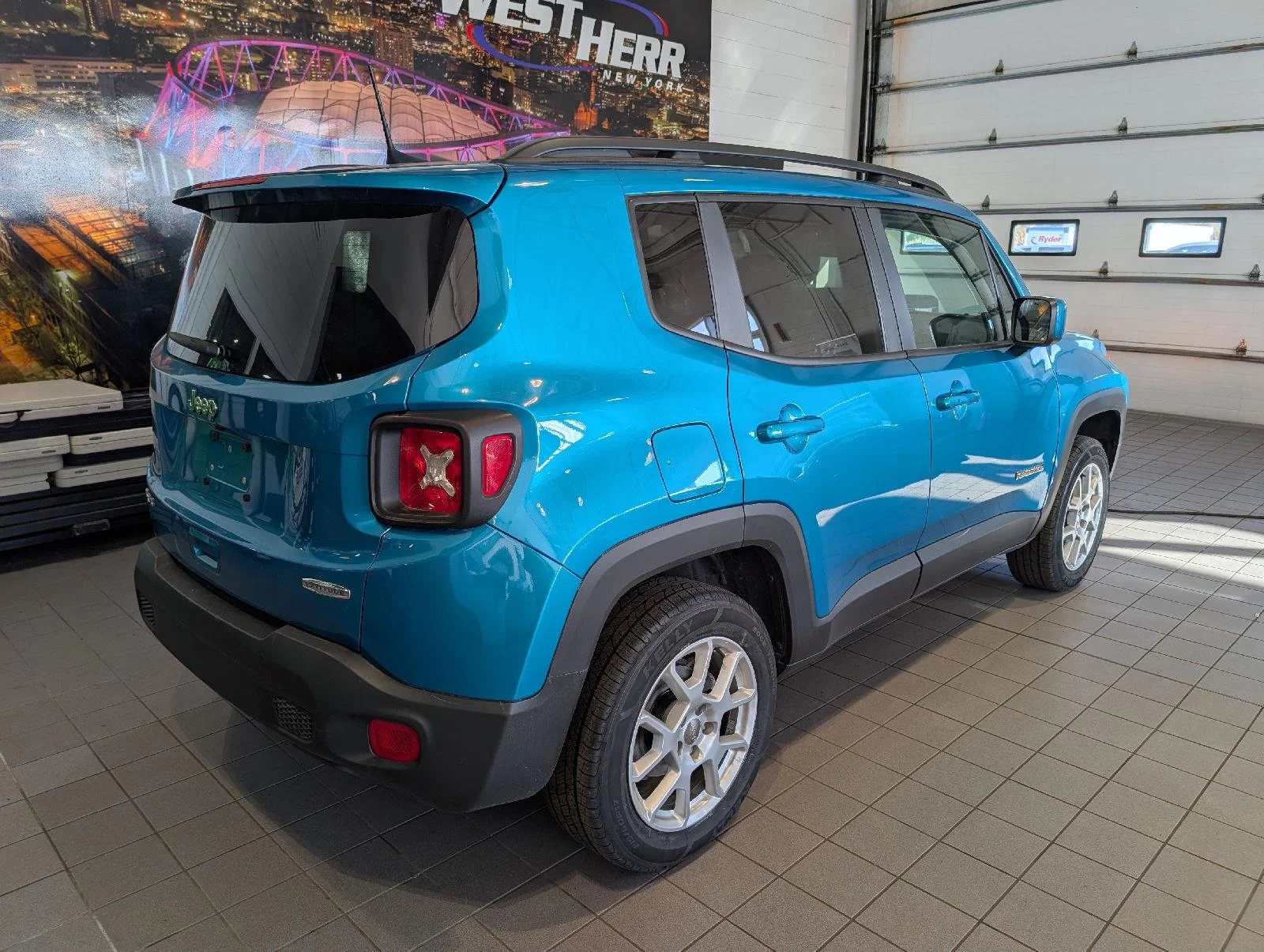Used 2021 Bl Jeep Latitude image 10
